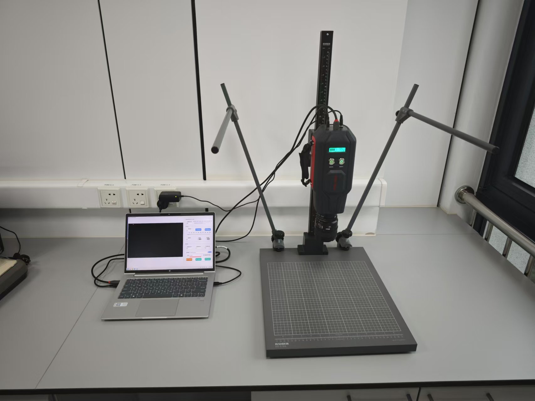 液晶光谱分析仪.jpg 液晶光谱分析仪.jpg