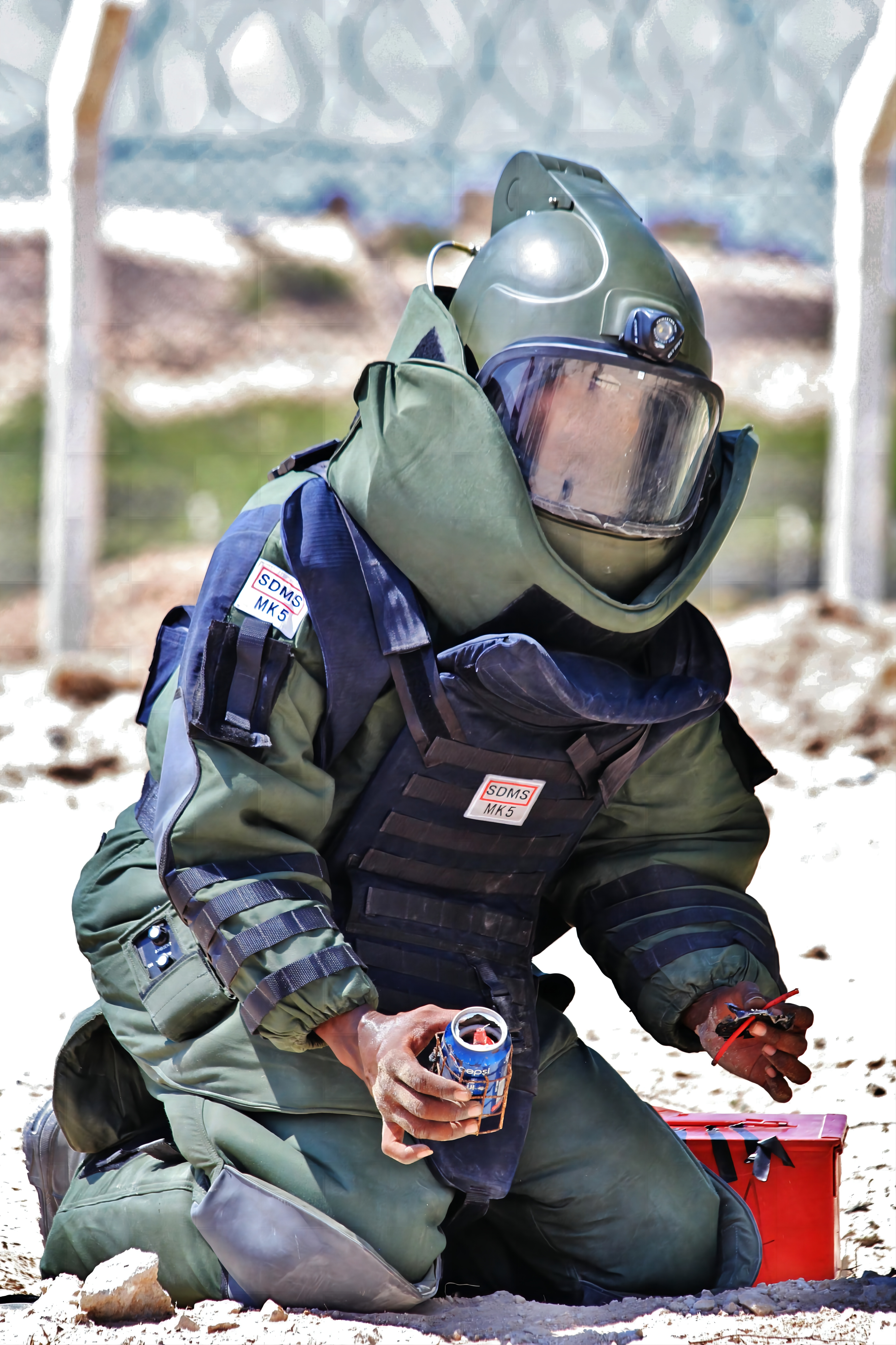 为进口MK5排爆服提供本地化维修服务