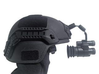  头盔式单目夜视仪是一种专门为夜间或光线不足环境设计的视觉增强设备，它能够帮助用户在黑暗中清晰地看到周围环境。用于昼夜间对100米内单个有生目标的观察瞄准，实现图像采集和存储等功能，将大大提高单兵的全天候信息化作战能力。
