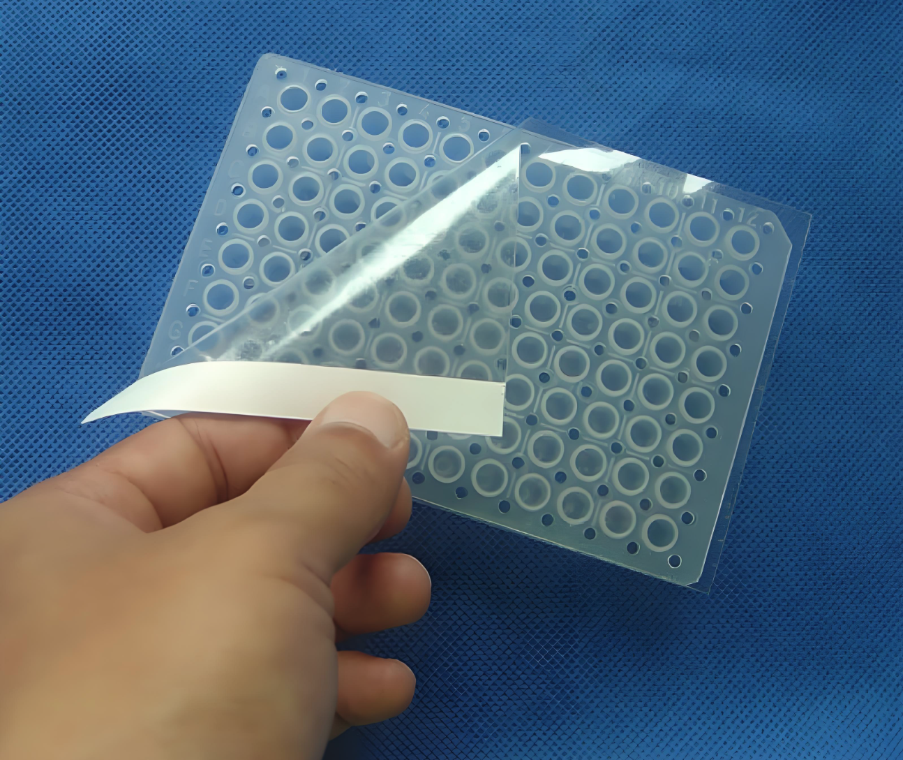 粘性封口膜是一种适合 PCR 应用的可靠封板方法。对于高效 PCR，完整性好的密封材料可提供理想的防蒸发保护。