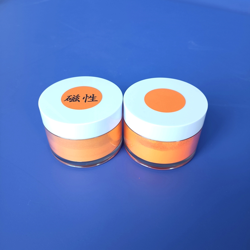 对指纹纹线的附着力弱于金粉和银粉。用羽毛刷刷显，显现出的指纹呈橙色。用紫光或蓝光照射显现出的指纹，指纹会发出强烈的橙色荧光。