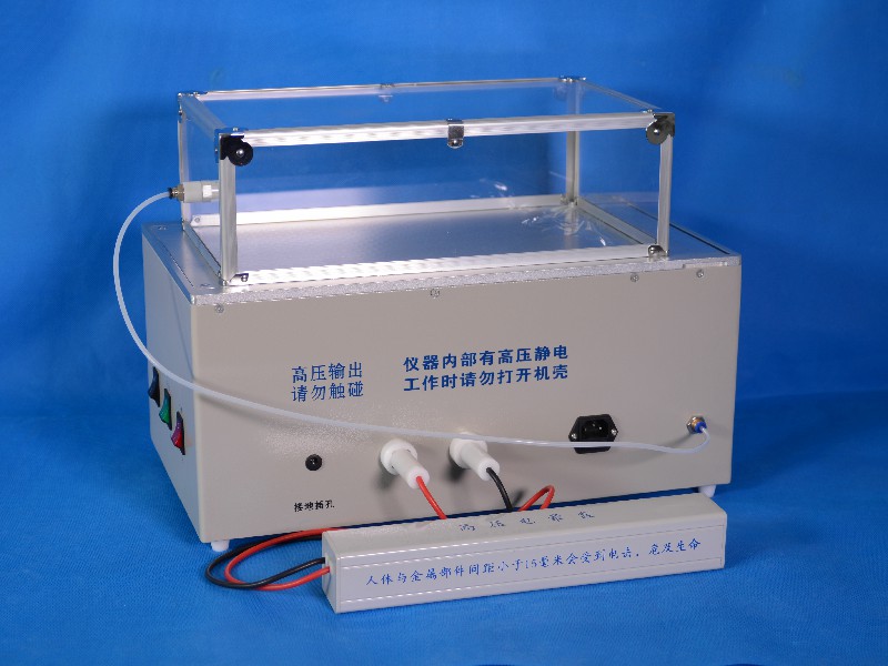 1. 显现书写笔迹的印压痕迹
    在多层纸张上书写，除了在表层纸张上留下笔的墨迹，也会在下面的多层纸张上留下凹陷痕迹。将这些凹陷痕迹着色，就可以在下层纸张上显示出表层纸张上的书写内容。静电压痕仪就是显现书写凹陷痕迹的专用仪器。
2. 提取灰尘足迹
    遗在纸张上的灰尘足迹可以用静电压痕仪将灰尘足迹转移到塑料膜上，将透明塑料膜放置在黑色背景上，用低角度入射光照射塑料膜，可以看到散射光线的灰尘在黑色背景中反差非常明显。
