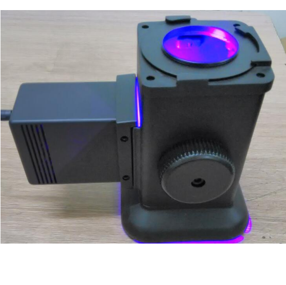 集垂直定向反射拍照、平行光照相拍照、掠射光指纹显现拍照于一身，专业提取汗液、油脂、灰尘、粉末、血迹等指掌纹；采用光电一体化内置多波段分色照相功能、距离可调、镜片角度可调，适用于非渗透性光滑表面客体，专业指纹转移胶配合暗视野拍照系统使用可对相对粗糙的客体表面进行指纹转移后无损提取，原客体表面可继续使用粉末显现。整体套装，携带方便，野外和实验室均可使用。是刑事技术上提取指纹必不可少的好帮手