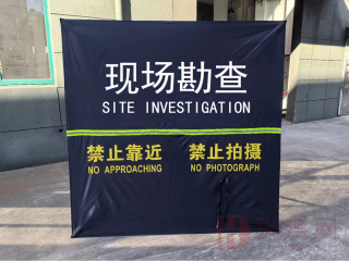 可用于执行特殊任务、维护公共秩序或处理突发事件时，保障现场安全、控制人员流动、保护证据完整及确保救援或调查工作顺利进行，折叠式伞状围档由警示横幅布、折叠立柱组成，展开即自动锁定，按压式解锁，收放自如，操作流畅，方便快捷。