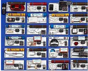 包含24种原理各异的爆炸装置，含炸药、雷管、开关、电源，非常直观。
基于恐怖分子各种就地取材可能。接通后雷管处红灯亮起，表示炸弹已引爆：